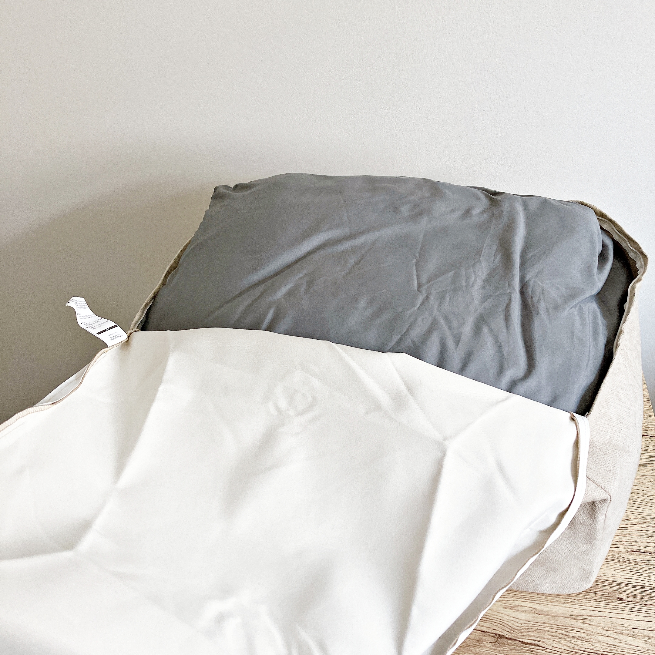 ニトリの「【デコホーム商品】布団収納クッションカバー シェニーIV（アイボリー）」