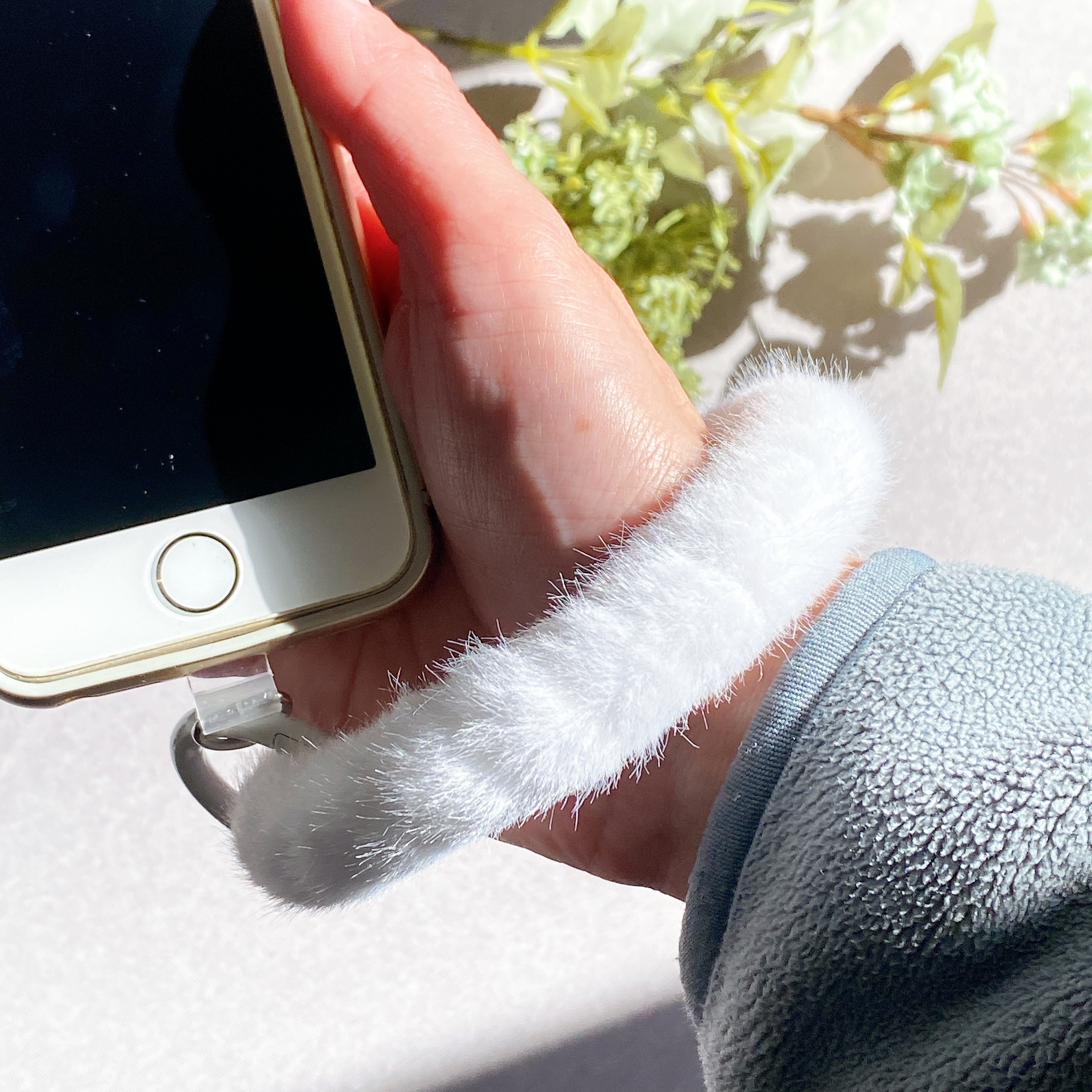 DAISO(ダイソー)の「スマホ用エコファーバングル」