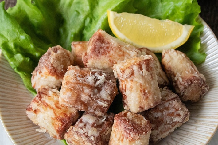 ちくわの唐揚げがレタスとレモンと共に皿に盛られている。