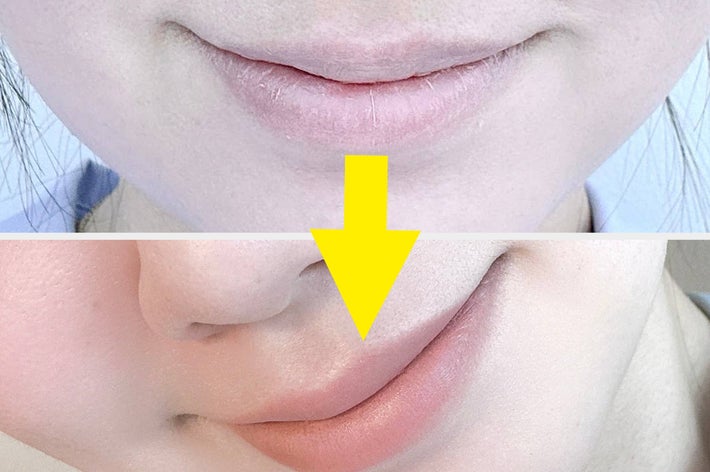 リップグロスを塗る様子のクローズアップ。口元に輝きを加えています。