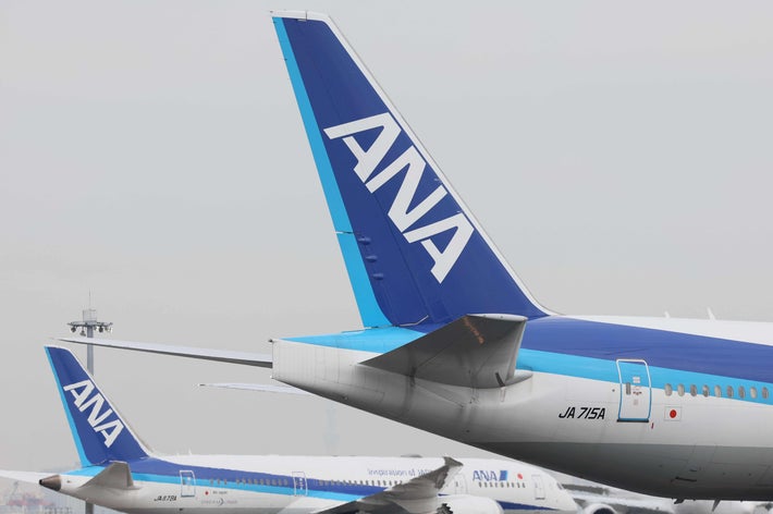 ANAの飛行機とロゴ（時事）