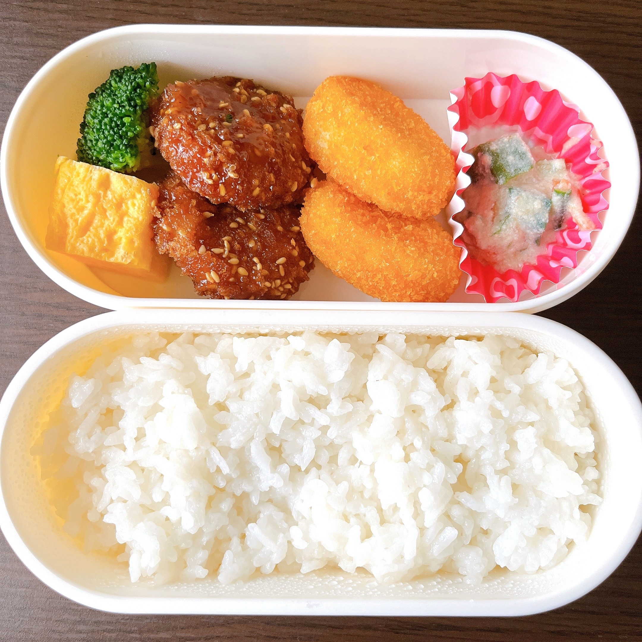 3COINSの「《電子レンジ対応》ホーロー風ランチボックス2段」