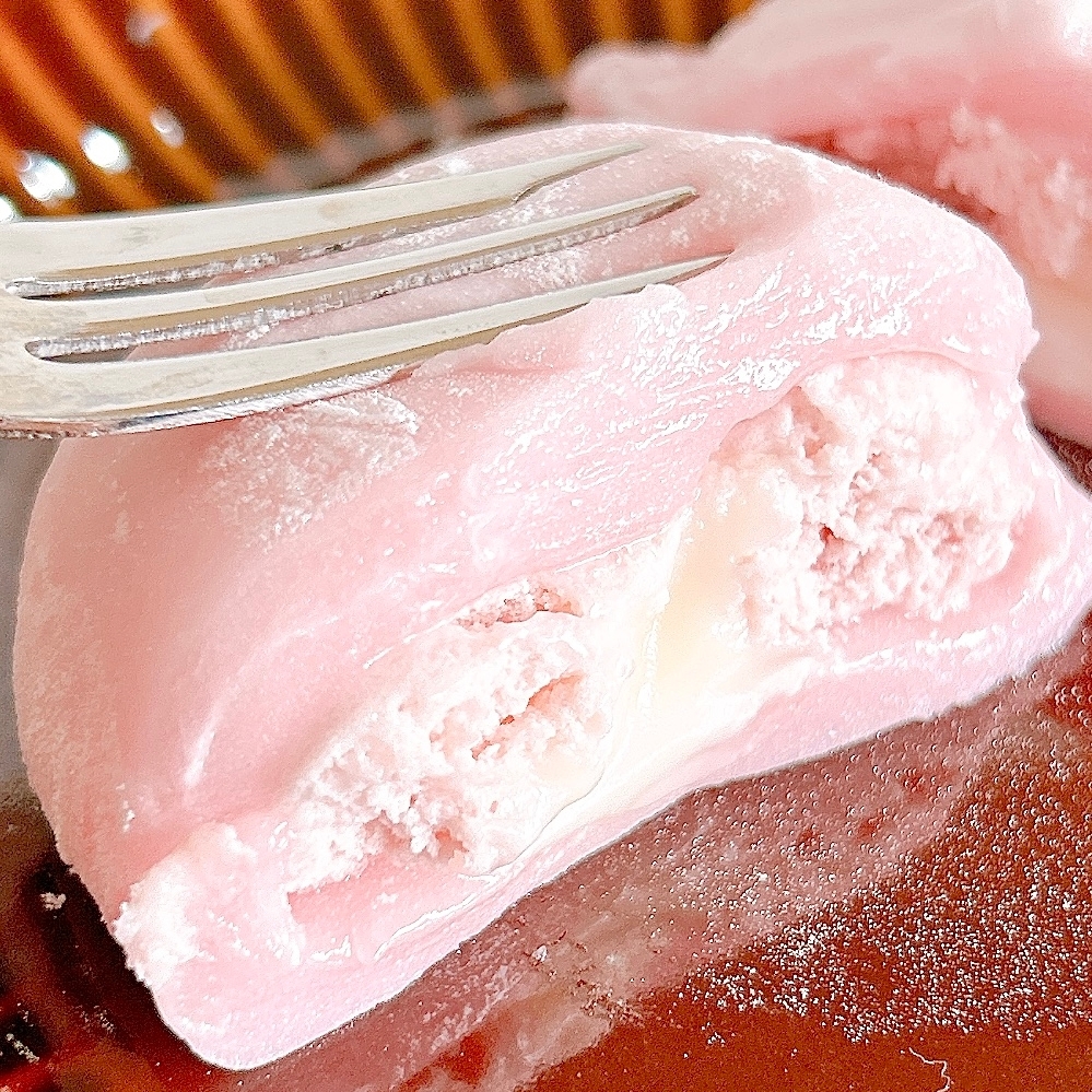 ファミマの「ふわもち生大福(いちごホイップ&練乳)」