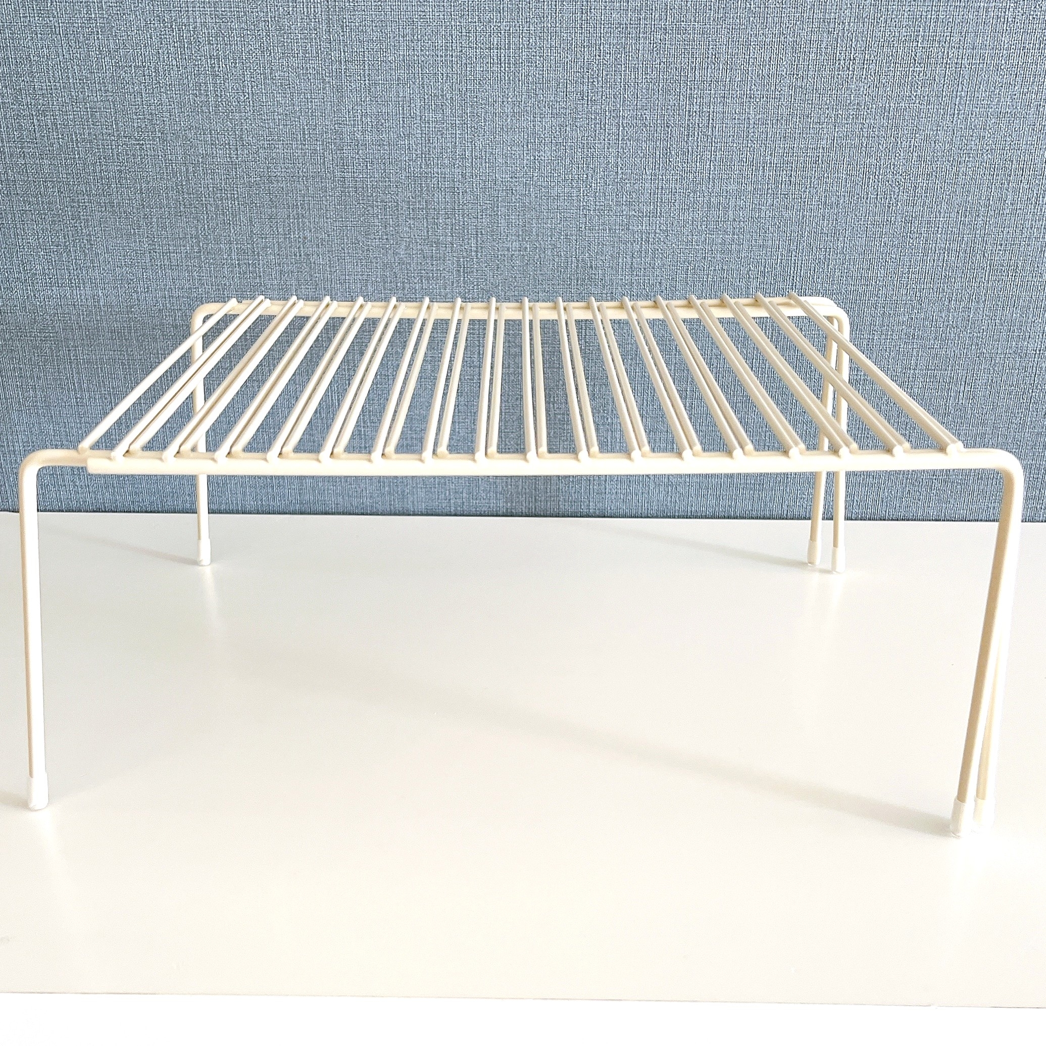 ワイヤー製の棚、水平な棒で構成されたシンプルなデザインのラック。