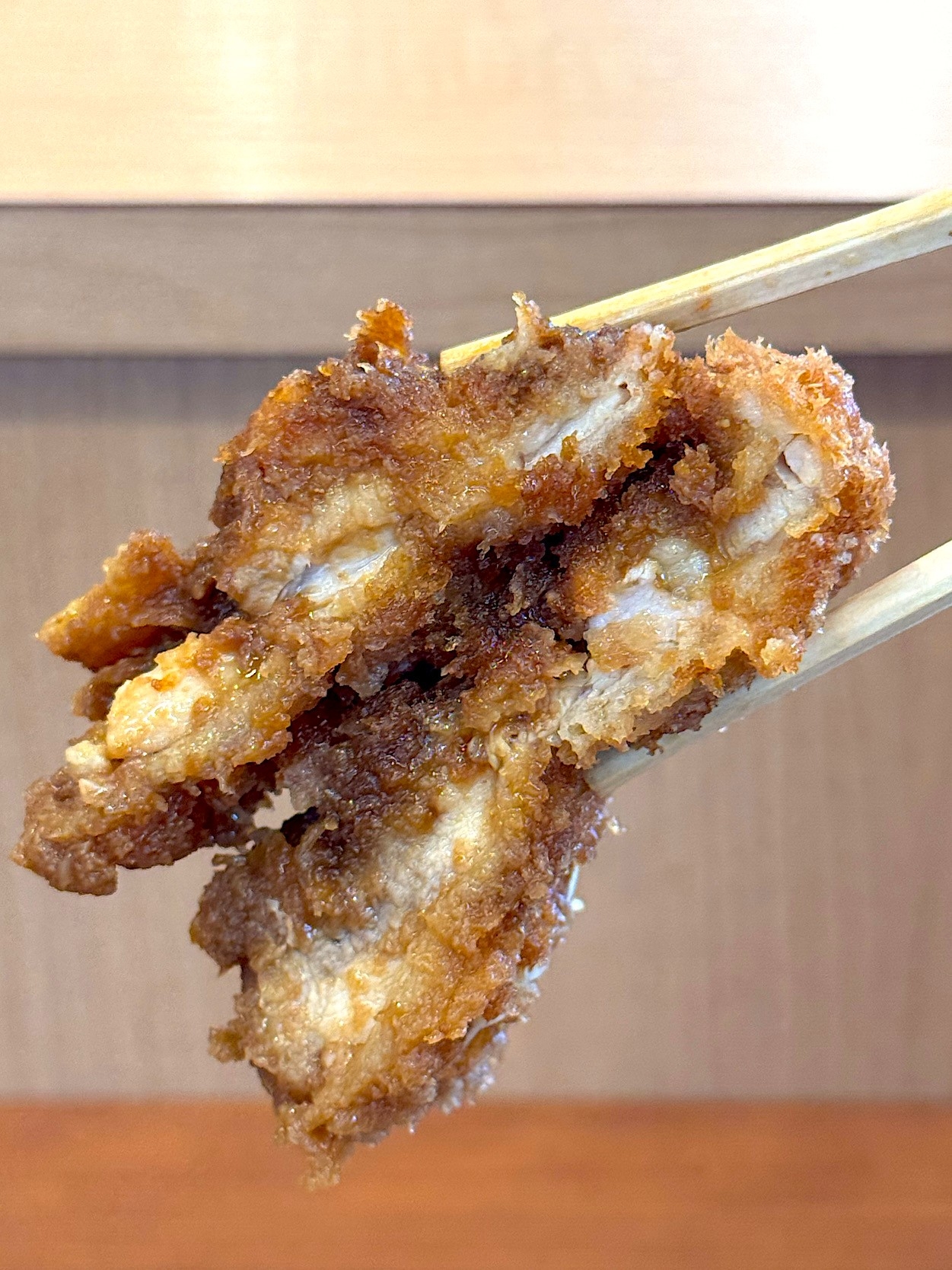 かつやの「ホルモン焼きうどんとチキンカツの合い盛り丼」