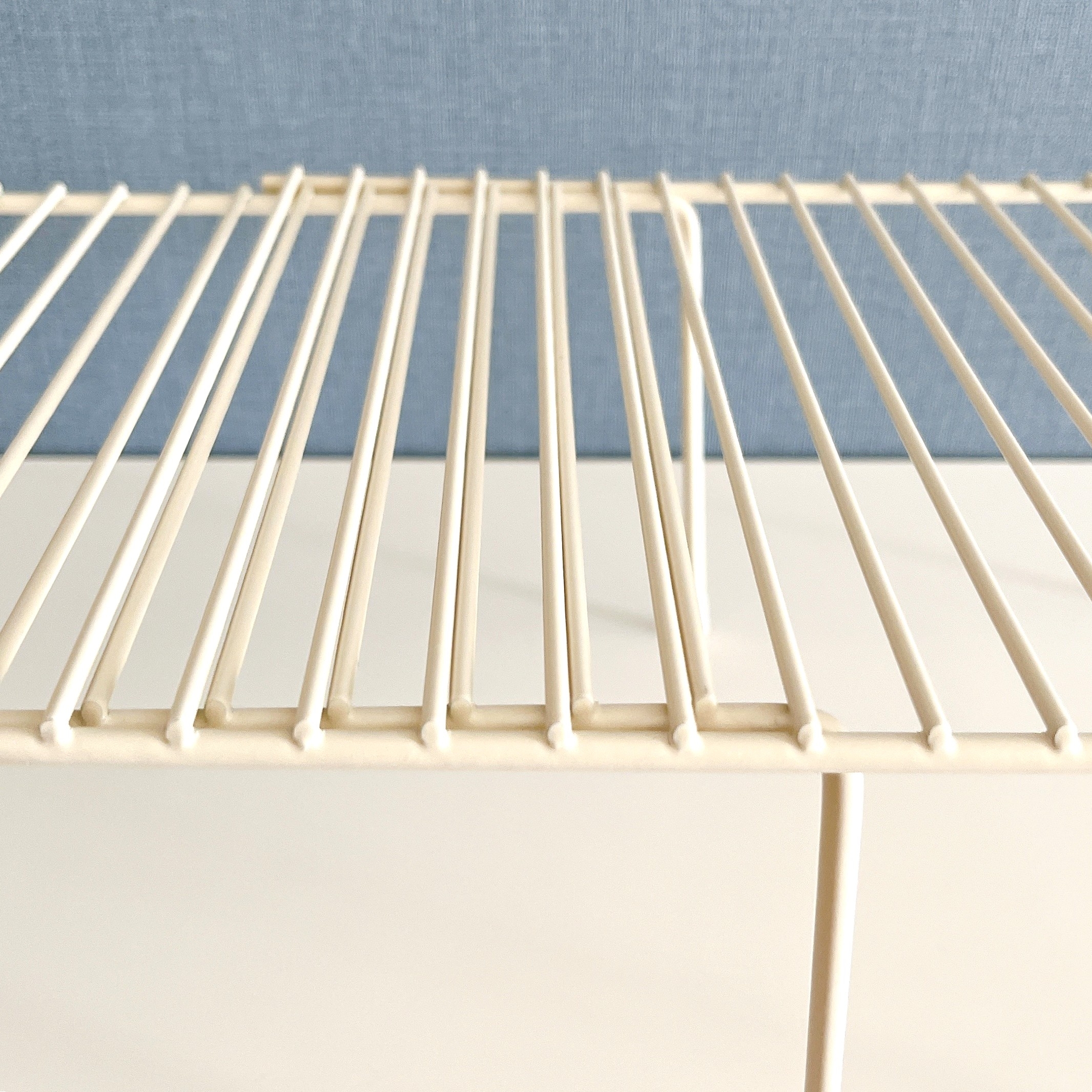 金属製のワイヤーラックのクローズアップ。