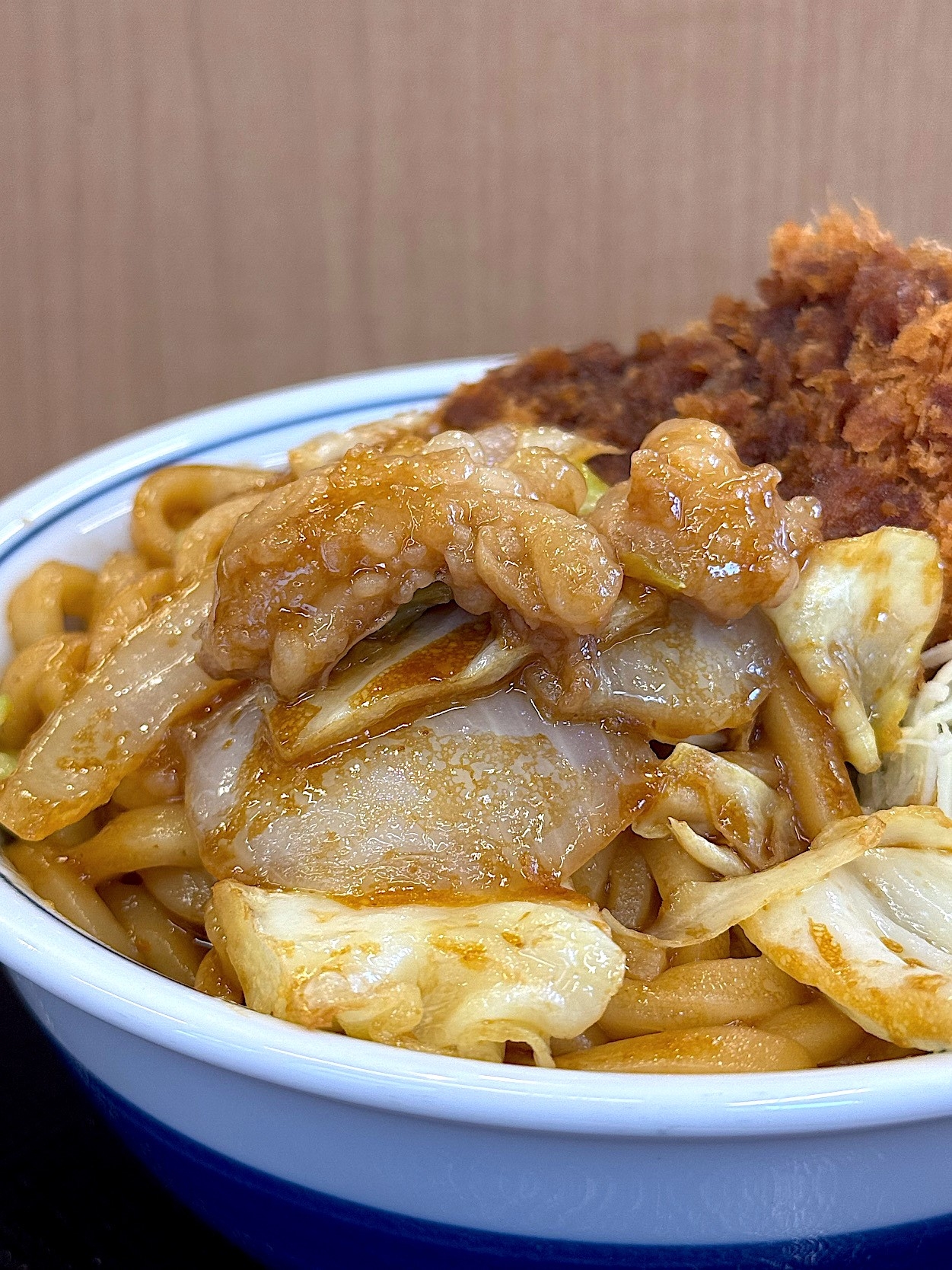 かつやの「ホルモン焼きうどんとチキンカツの合い盛り丼」