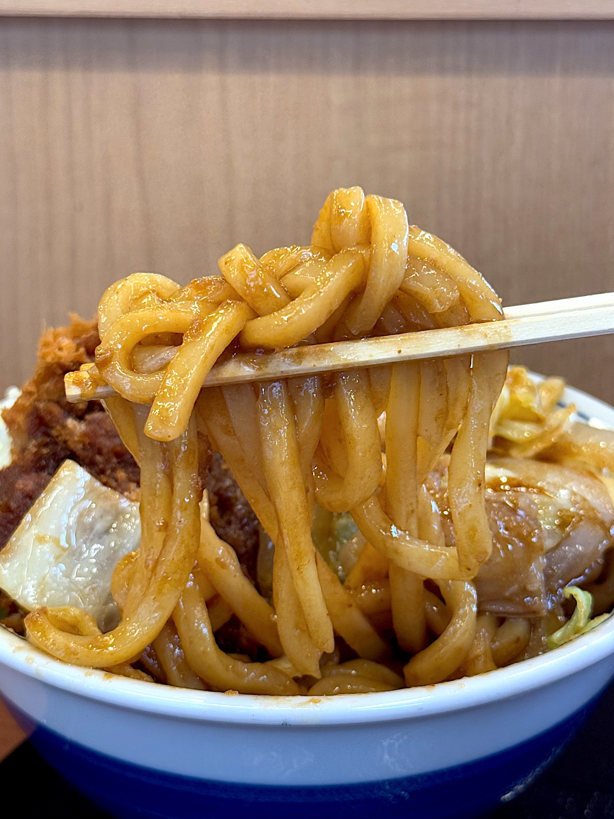 かつやの「ホルモン焼きうどんとチキンカツの合い盛り丼」