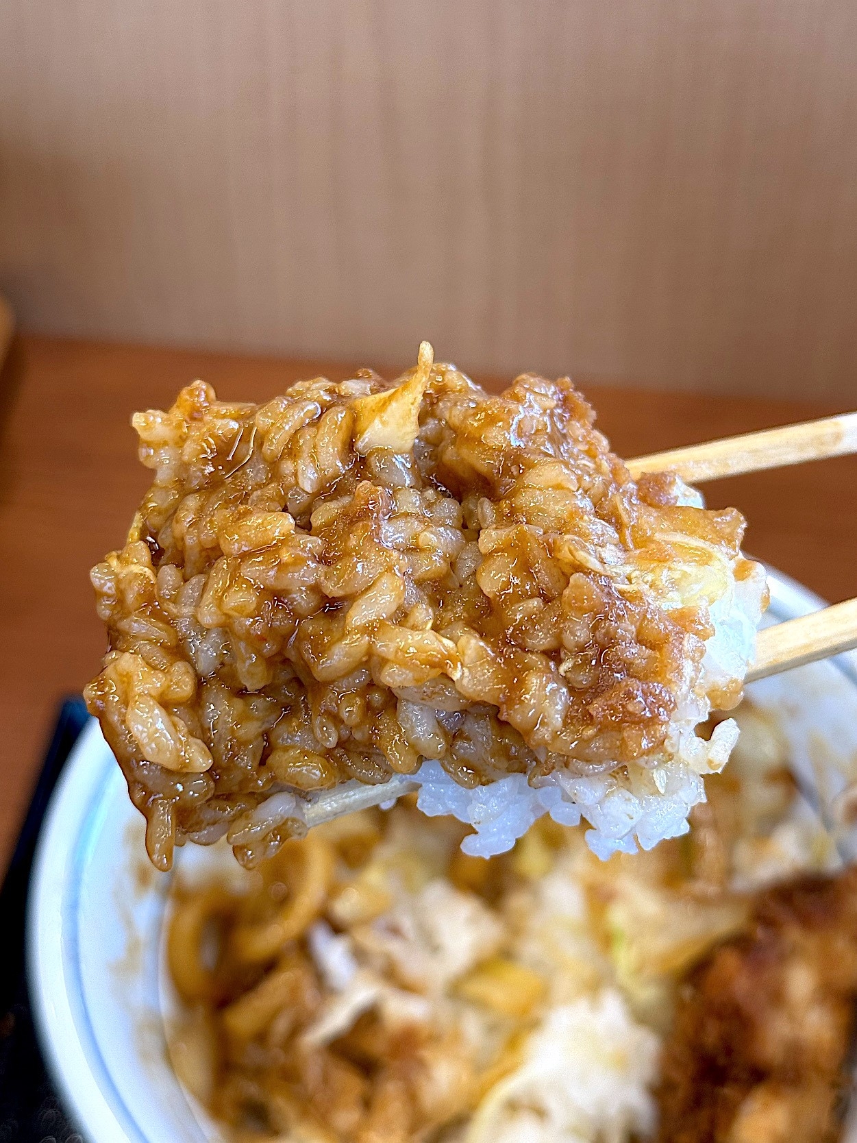 かつやの「ホルモン焼きうどんとチキンカツの合い盛り丼」