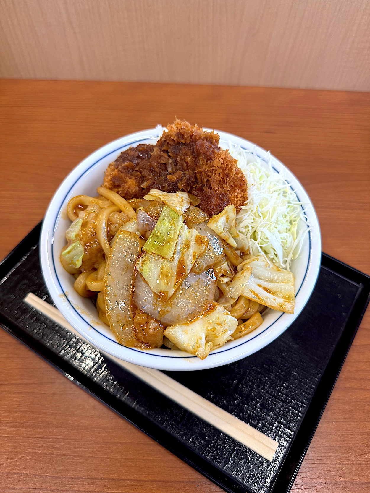 かつやの「ホルモン焼きうどんとチキンカツの合い盛り丼」