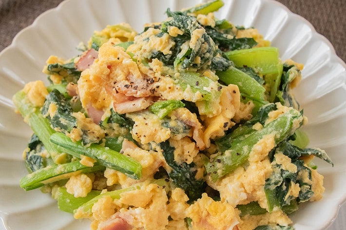 お皿に盛られたベーコンと小松菜入りのスクランブルエッグ。