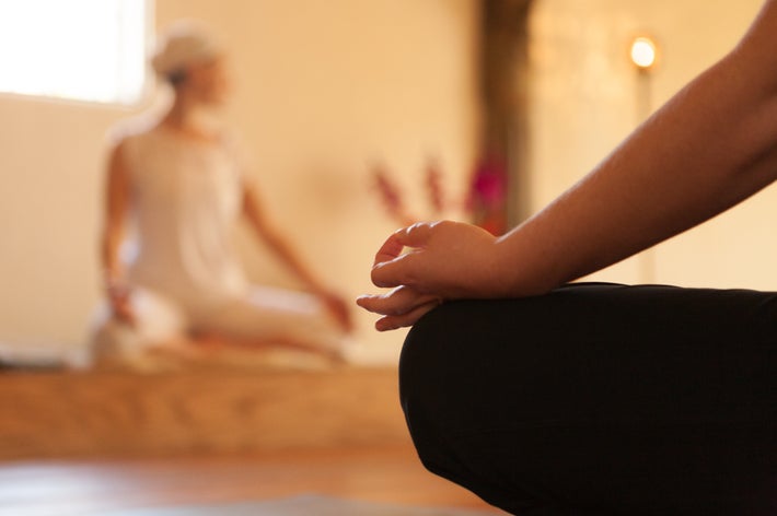 には手が膝に置かれている。背景にもう一人が座禅を組んでいる。