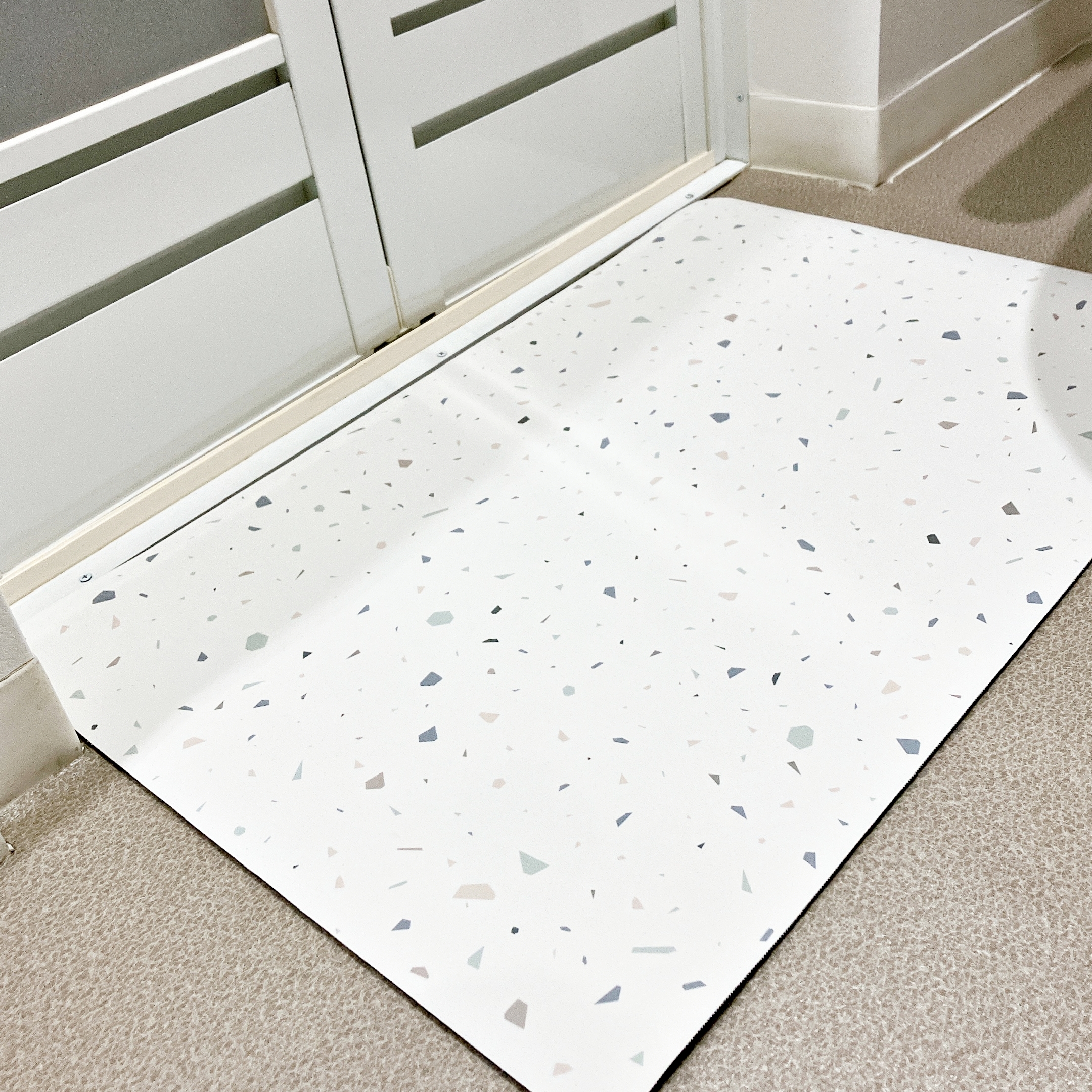 3COINS（スリーコインズ）の「珪藻土入りソフトバスマット」