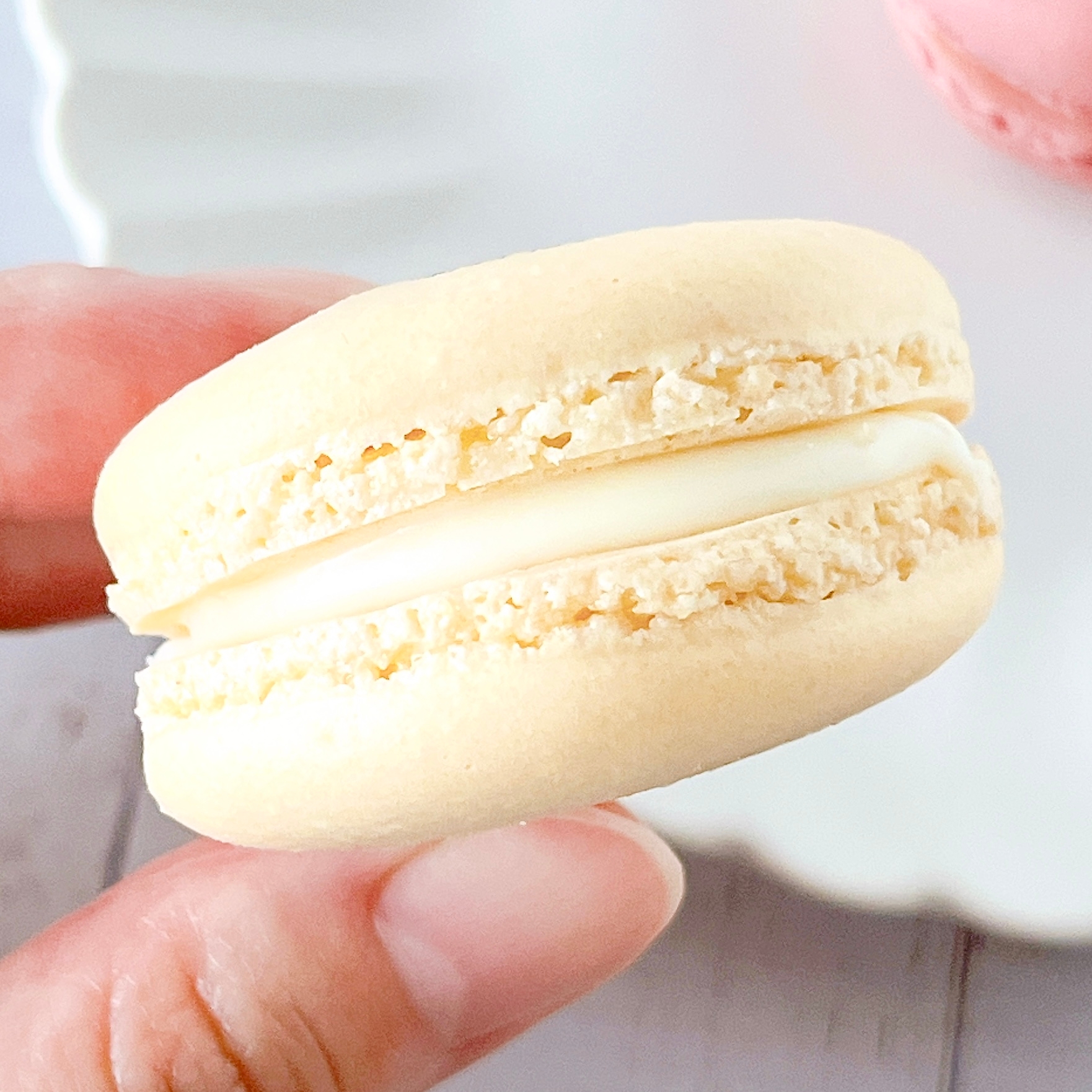 FamilyMart(ファミリーマート)「コナンマカロン ミルキー味&苺ミルキー味」