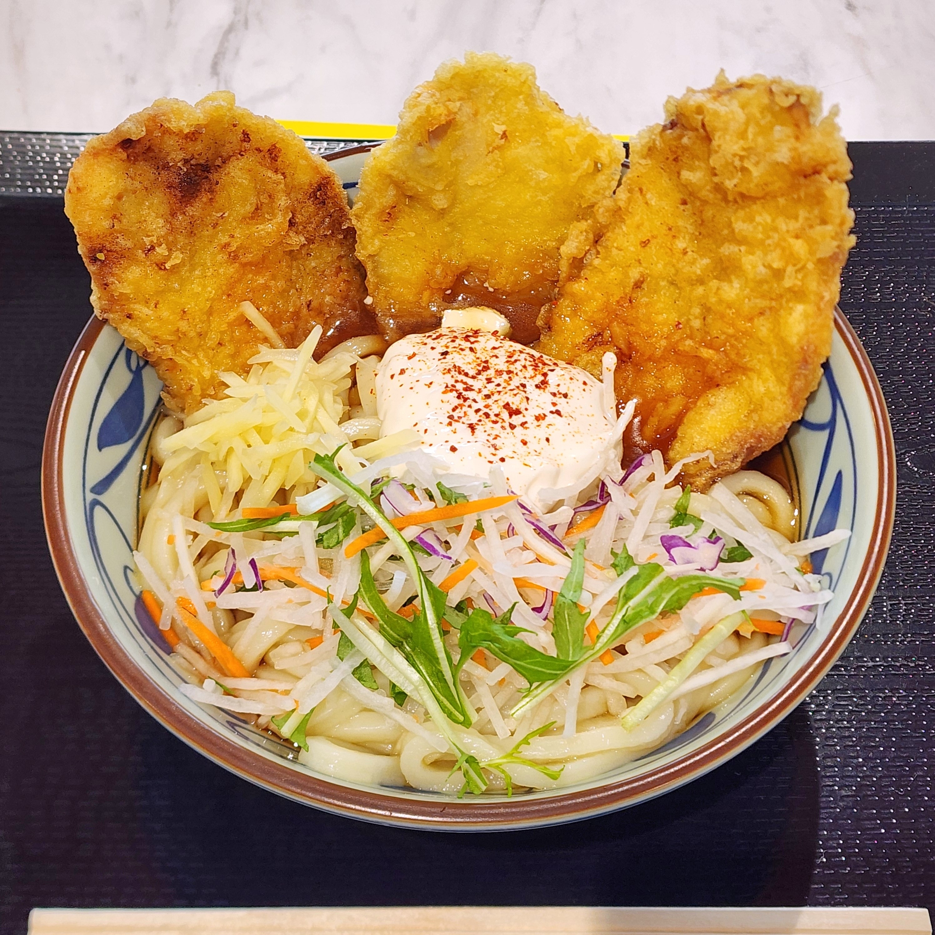 丸亀製麺の「甘辛しょうがダレのはみ出る豚天ぶっかけうどん」