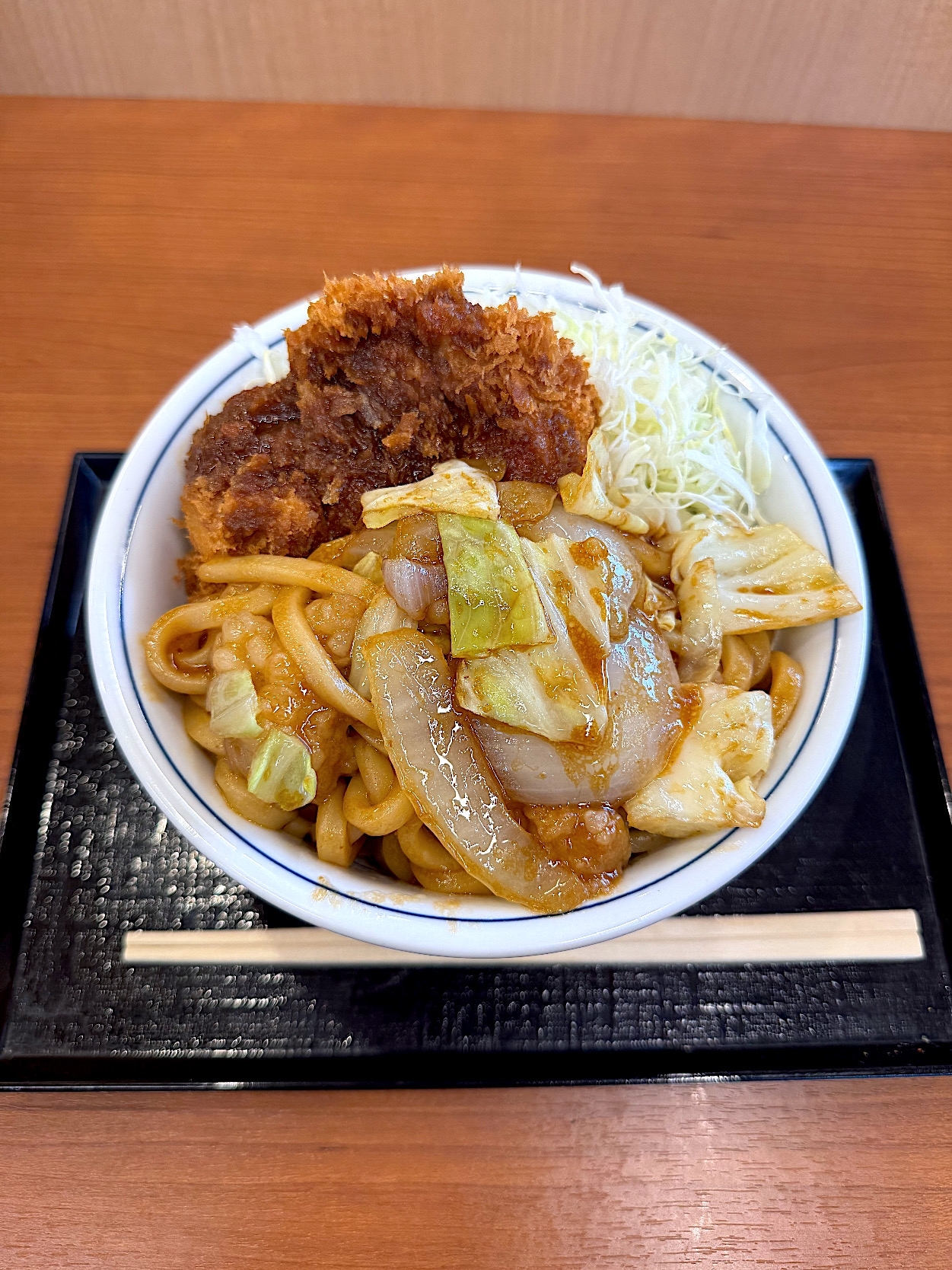 かつやの「ホルモン焼きうどんとチキンカツの合い盛り丼」