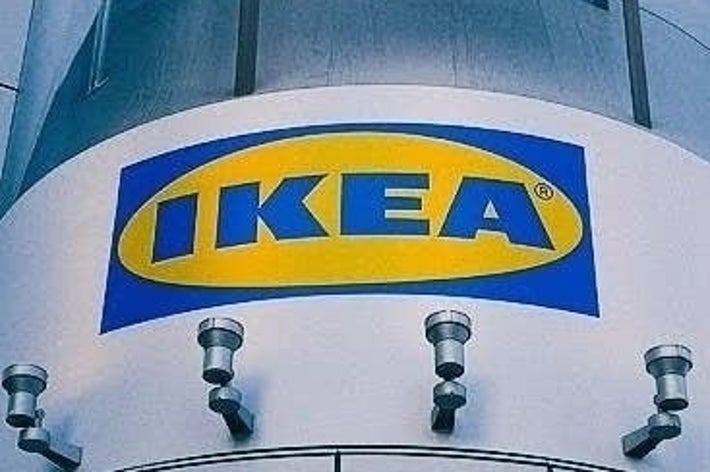 IKEAの広告ディスプレイがビルに設置されている。