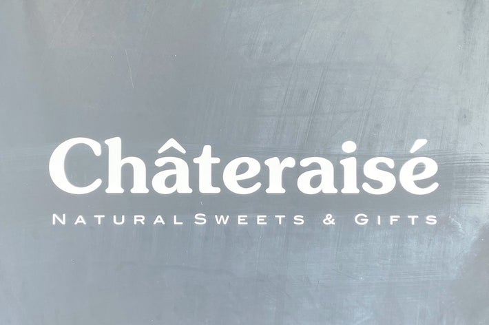 シャトレーゼの看板。「Châteraisé Natural Sweets &amp; Gifts」の文字が表示されています。