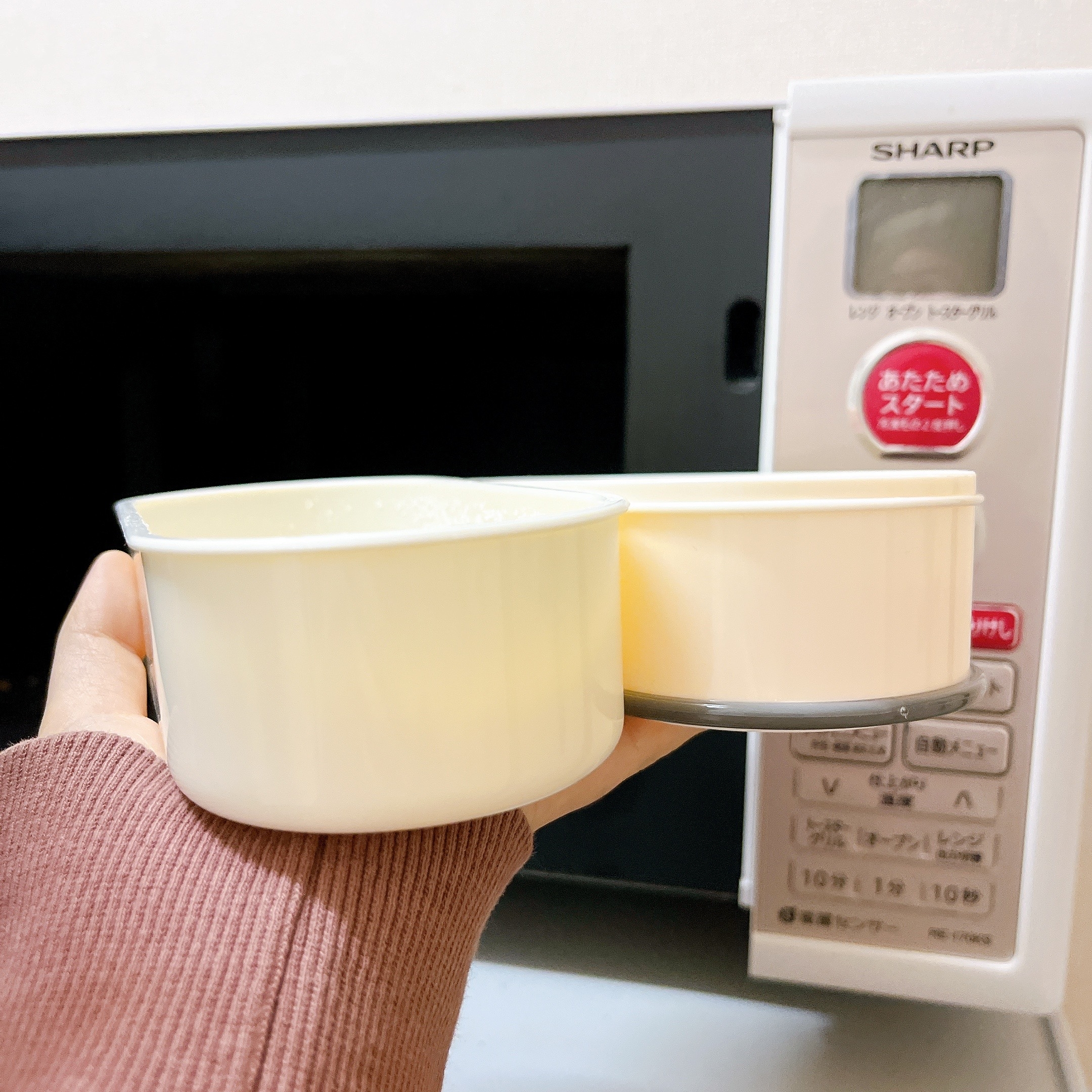 3COINSの「《電子レンジ対応》ホーロー風ランチボックス2段」