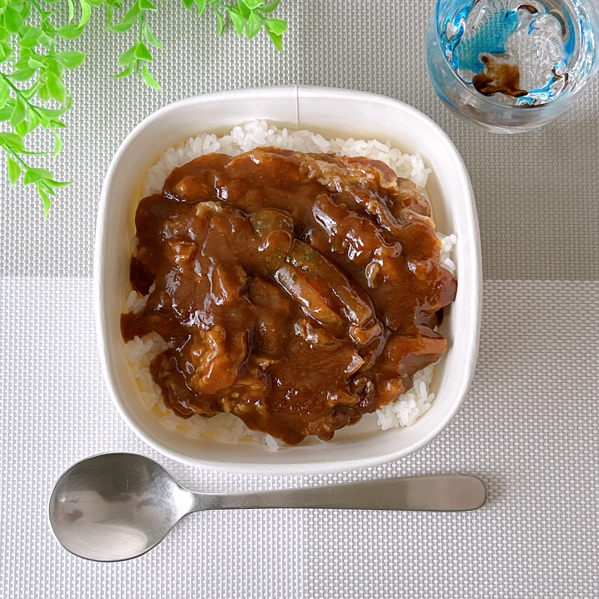 セブン-イレブンの「牛肉の旨みとけこむ ハヤシライス」