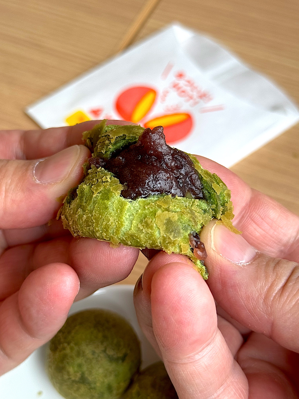 モスバーガーの「熱々(あつあつ)よもぎボール ~粒あん~(3個入り)」