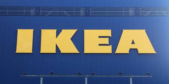 青い建物の外壁に「IKEA」という大きな黄色い文字の看板が掲げられている。