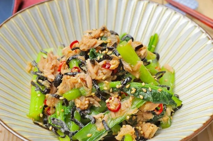 おいしそうな野菜炒めが皿に盛られた料理。ゴマ、青菜、海苔、唐辛子で彩られている。