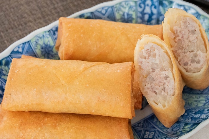 皿に盛られた春巻き数本。片方は半分にカットされ、もやしと豚ひき肉の具が見える。