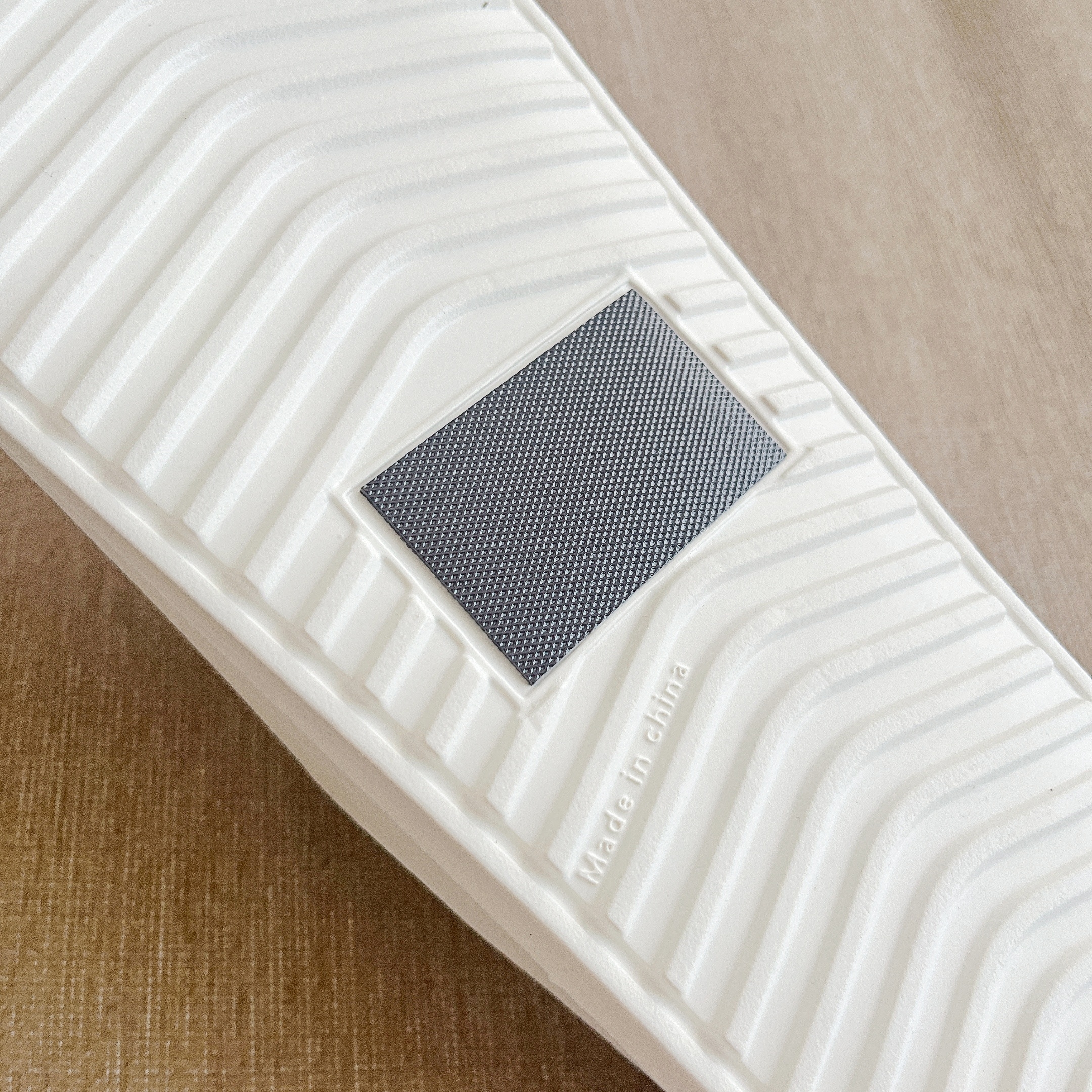 DAISO(ダイソー)の「マグネット付お風呂ブーツ」