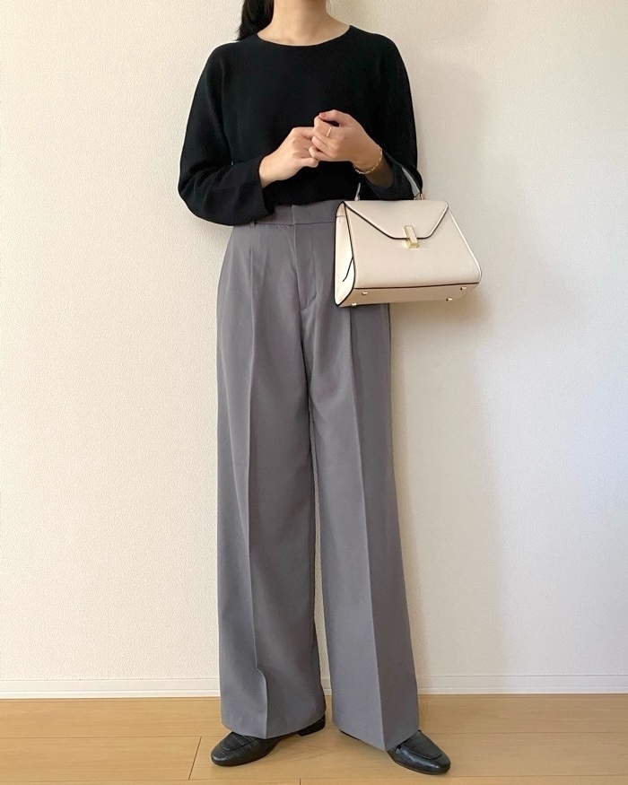 無印良品の「婦人 撥水 タックストレートパンツ」