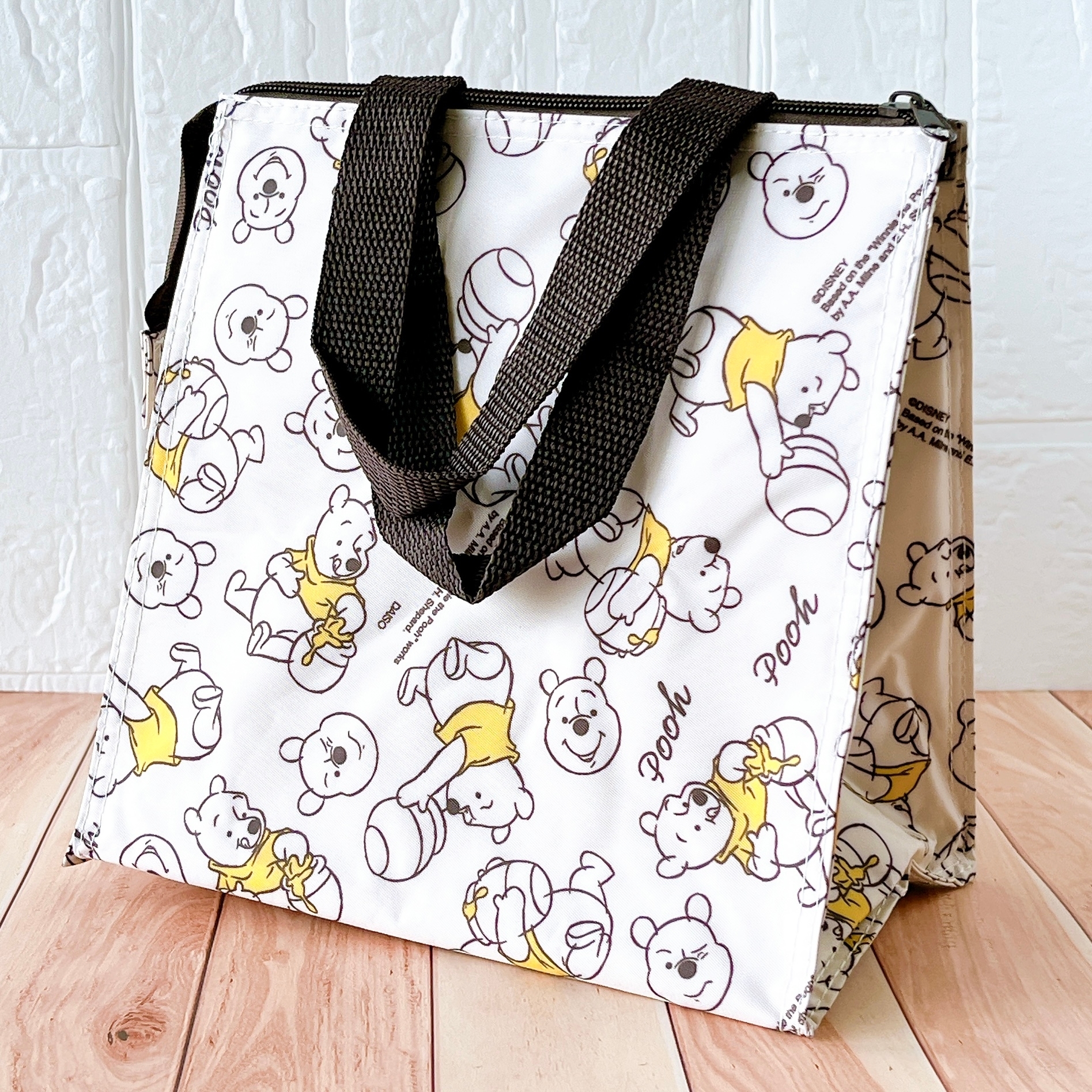 ダイソーの「アルミランチバッグ、三角タイプ(くまのプーさん)」