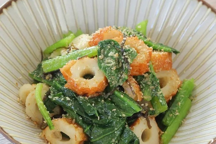 ほうれん草とちくわの和風サラダが器に盛られている。上に胡麻が振りかけられている。