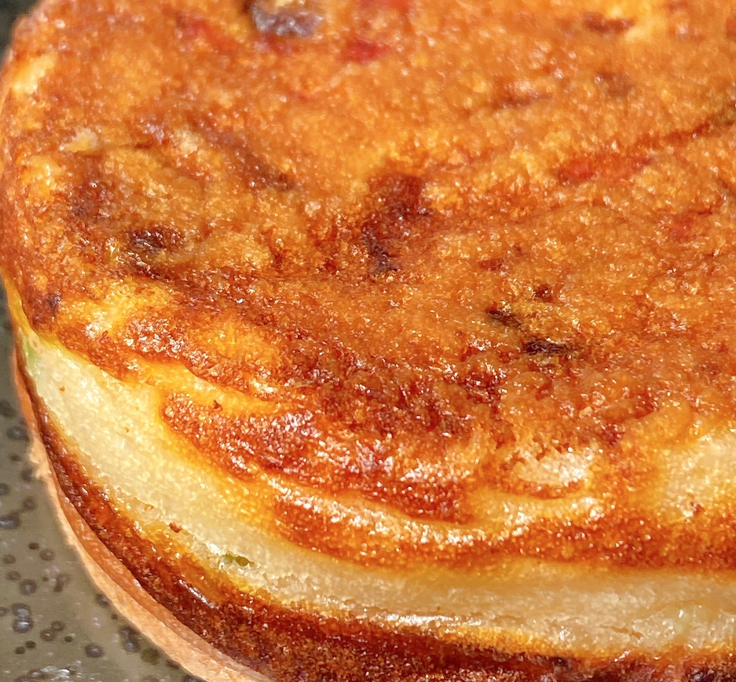 円形の焼き菓子が皿に載っている。表面はこんがりと焼かれている。