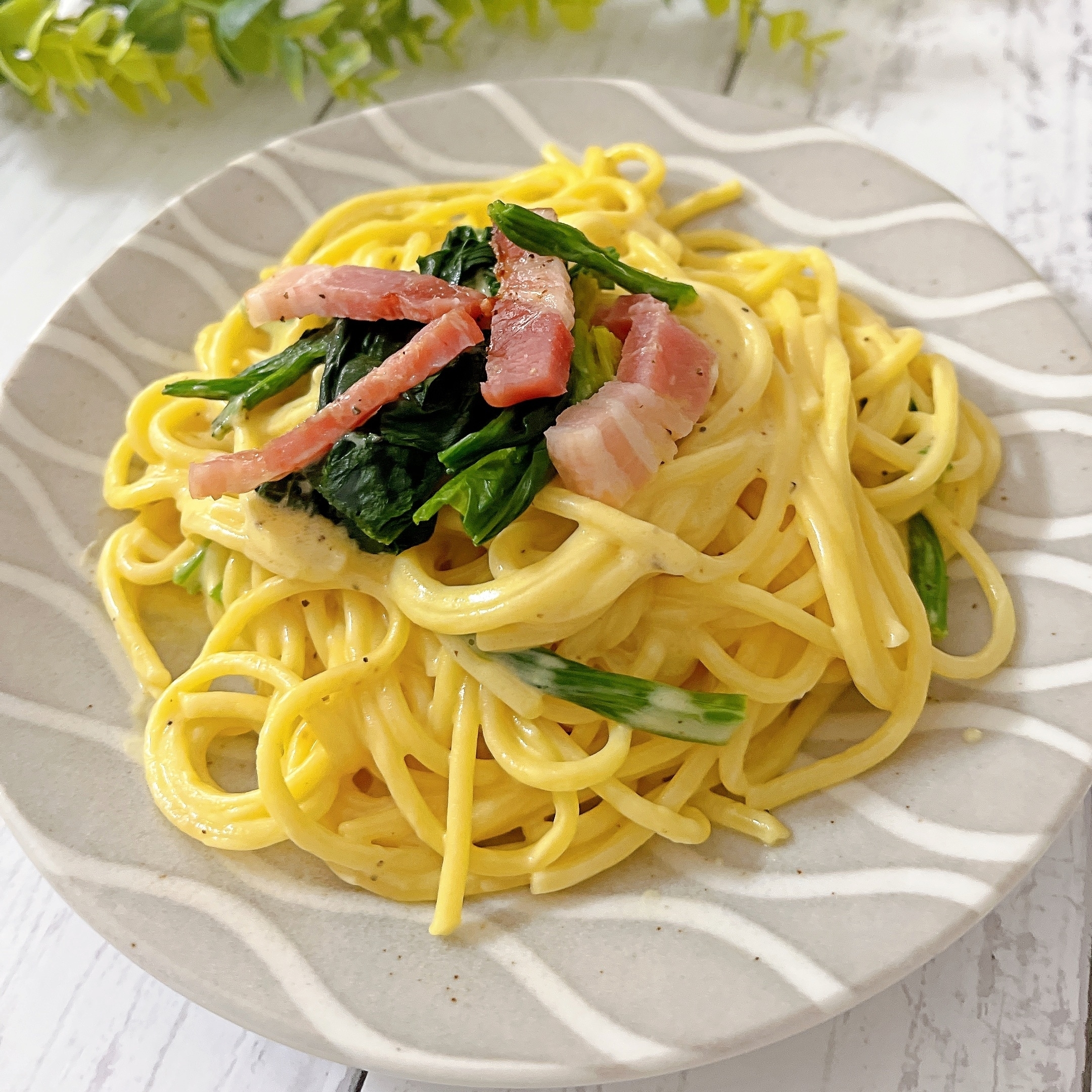 ニトリ「超軽量丸皿 カル:エクレ 18cm(立涌)」