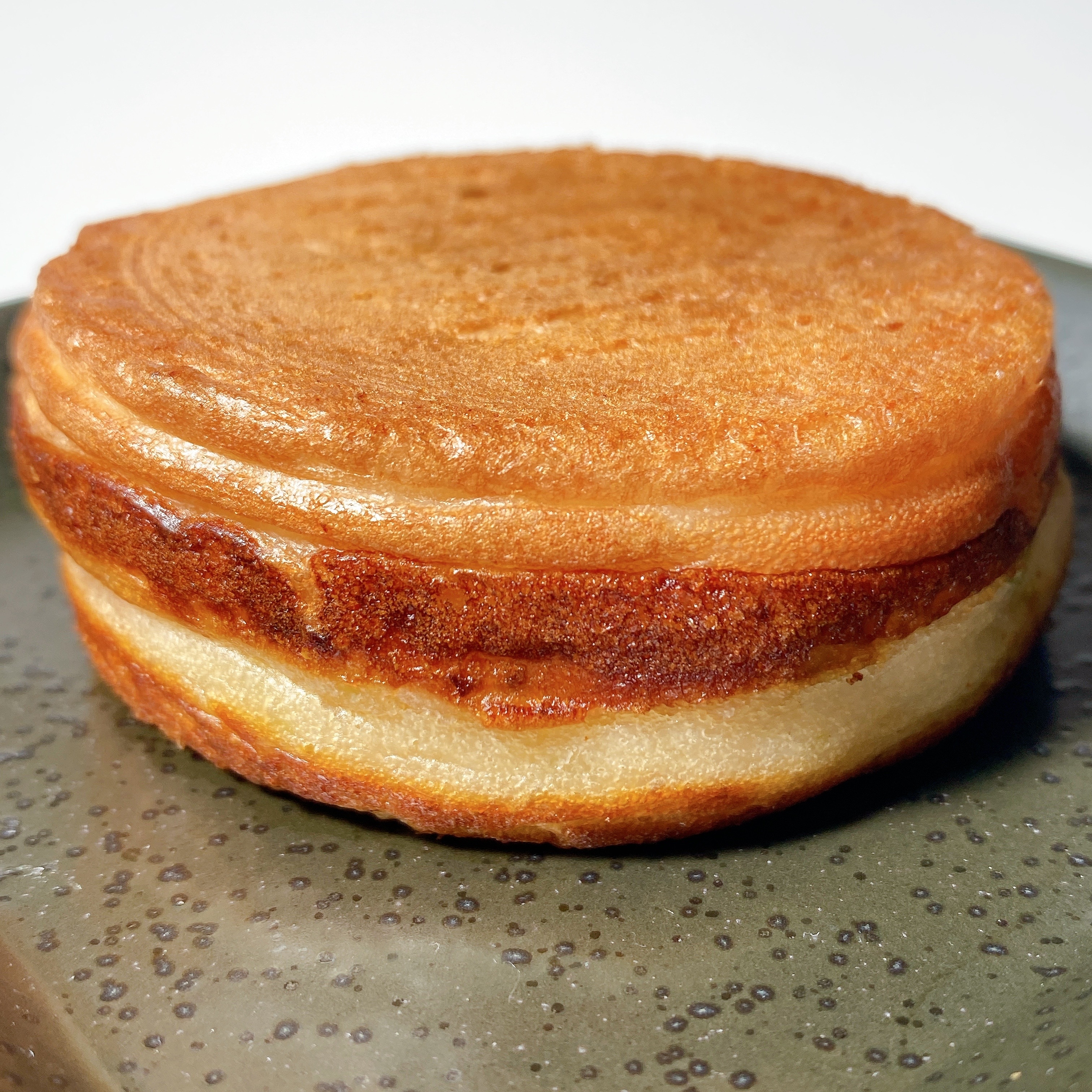 パンケーキ風のどら焼きが皿にのっている。ふんわりとした生地が特徴。