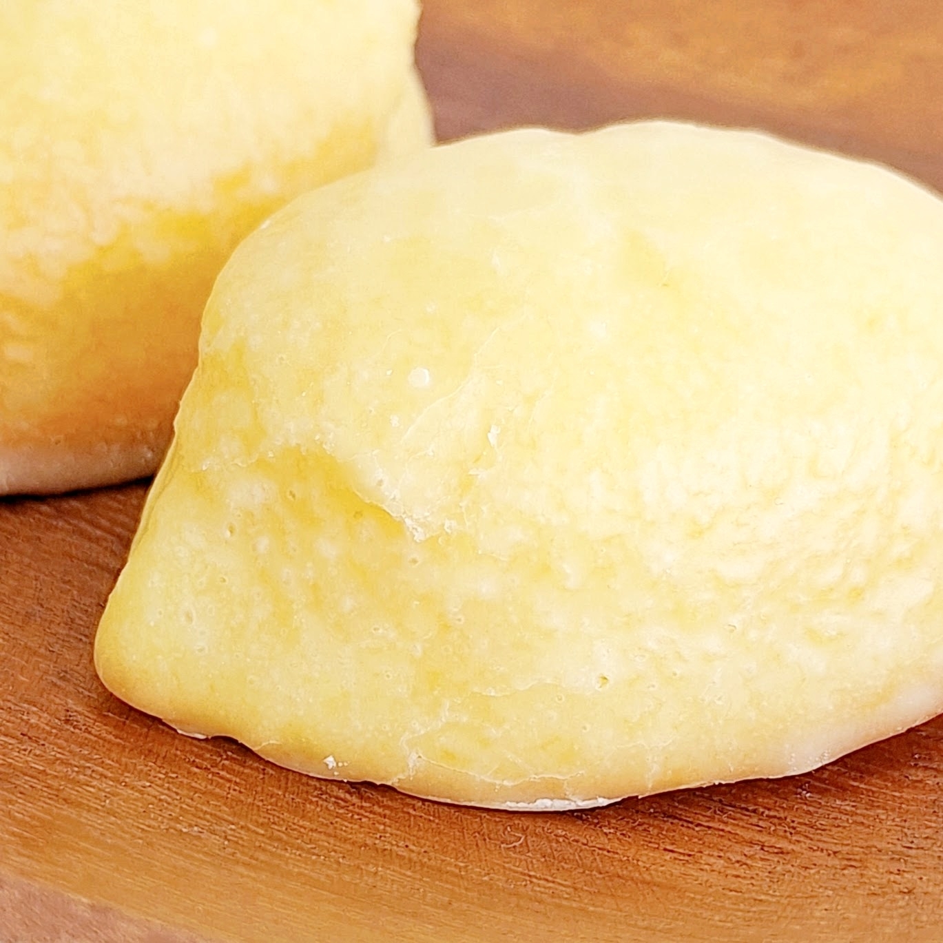 柔らかそうなパンが木製のプレートの上に載っている。