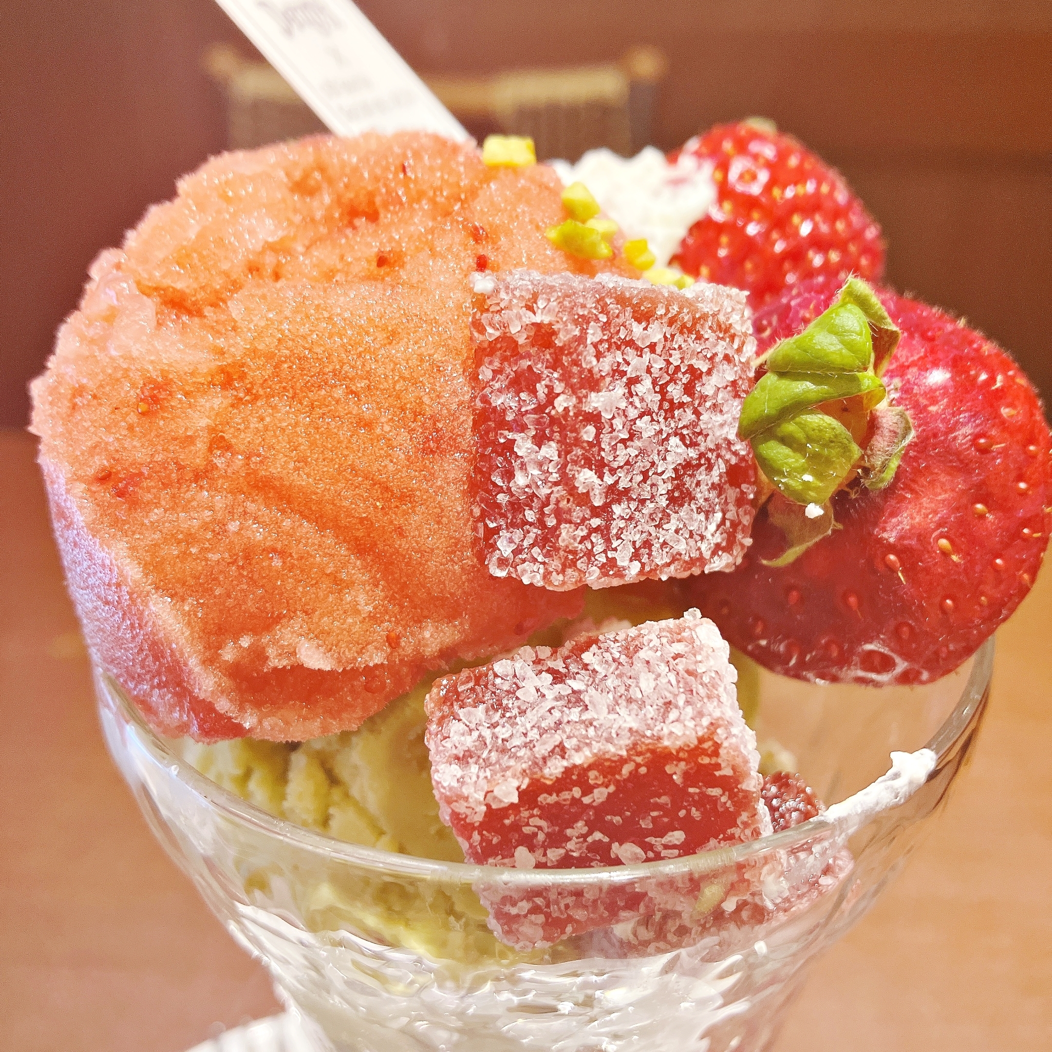 デニーズ「あまおうとピスタチオのマカロンサンデー」