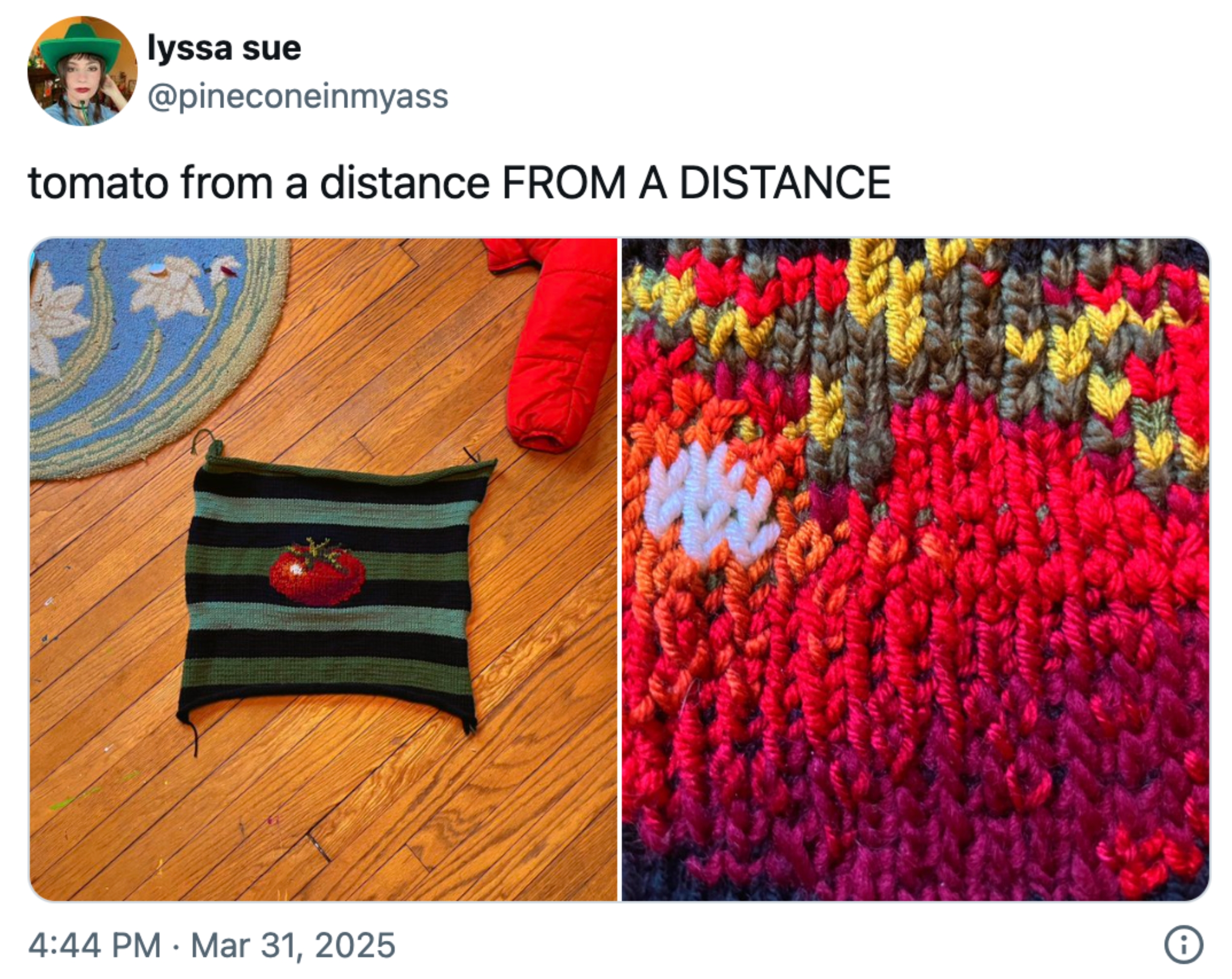 Strikket pute med tomatdesign på et teppe, ved siden av en nærbilde av strikkedetaljene