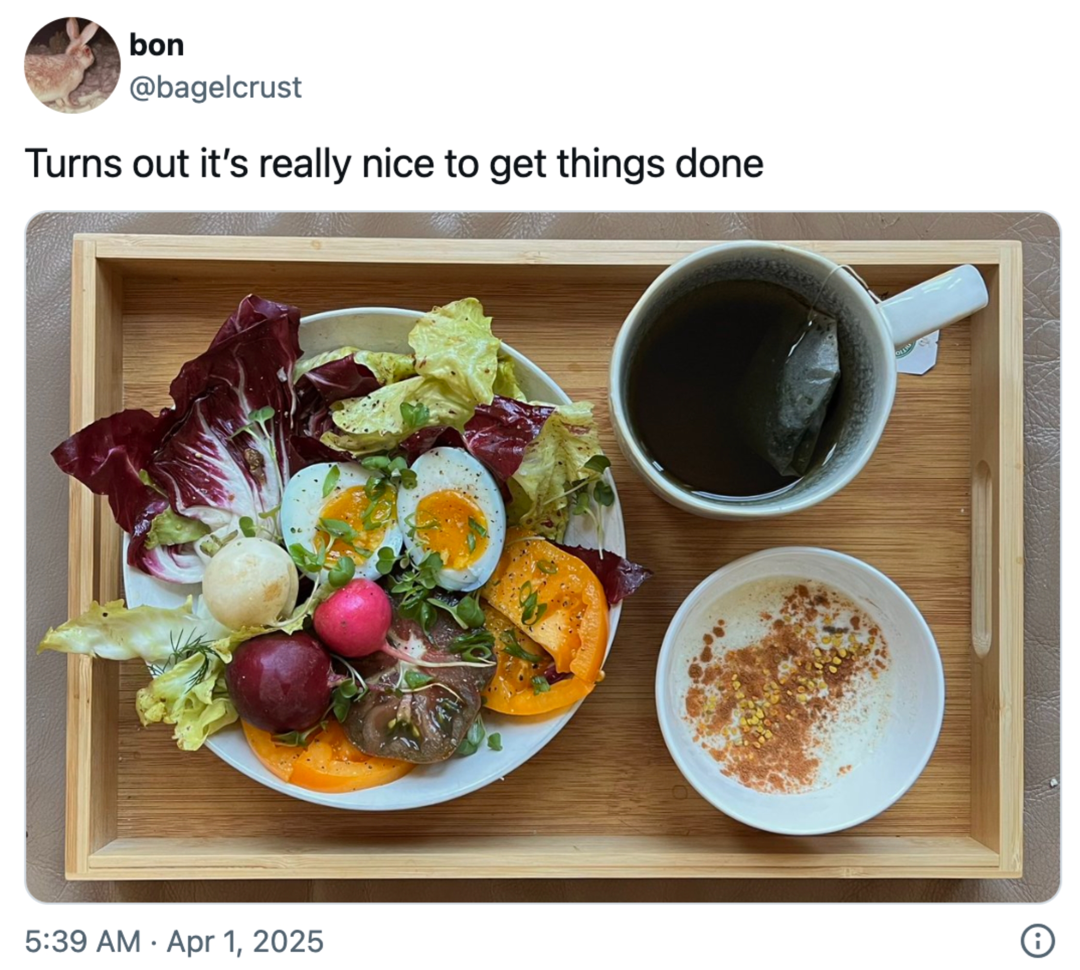 Et frokostbrett med te, fersk salat, mykkokte egg, reddiker og yoghurt. Tekst lyder: & quot; viser seg at det er veldig hyggelig å få ting gjort. & Quot;