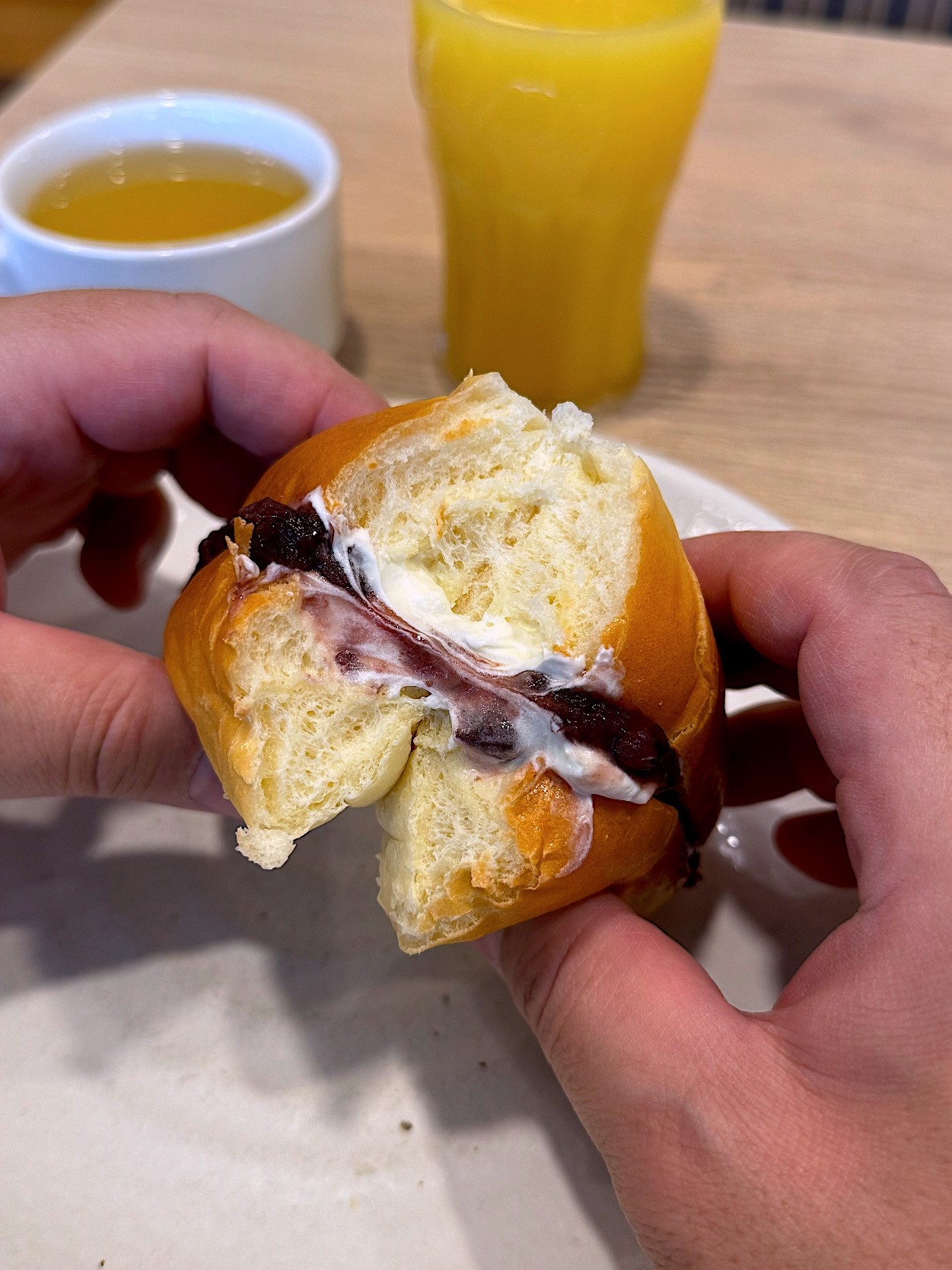 ガストの「コッペパン あんこクリーム」