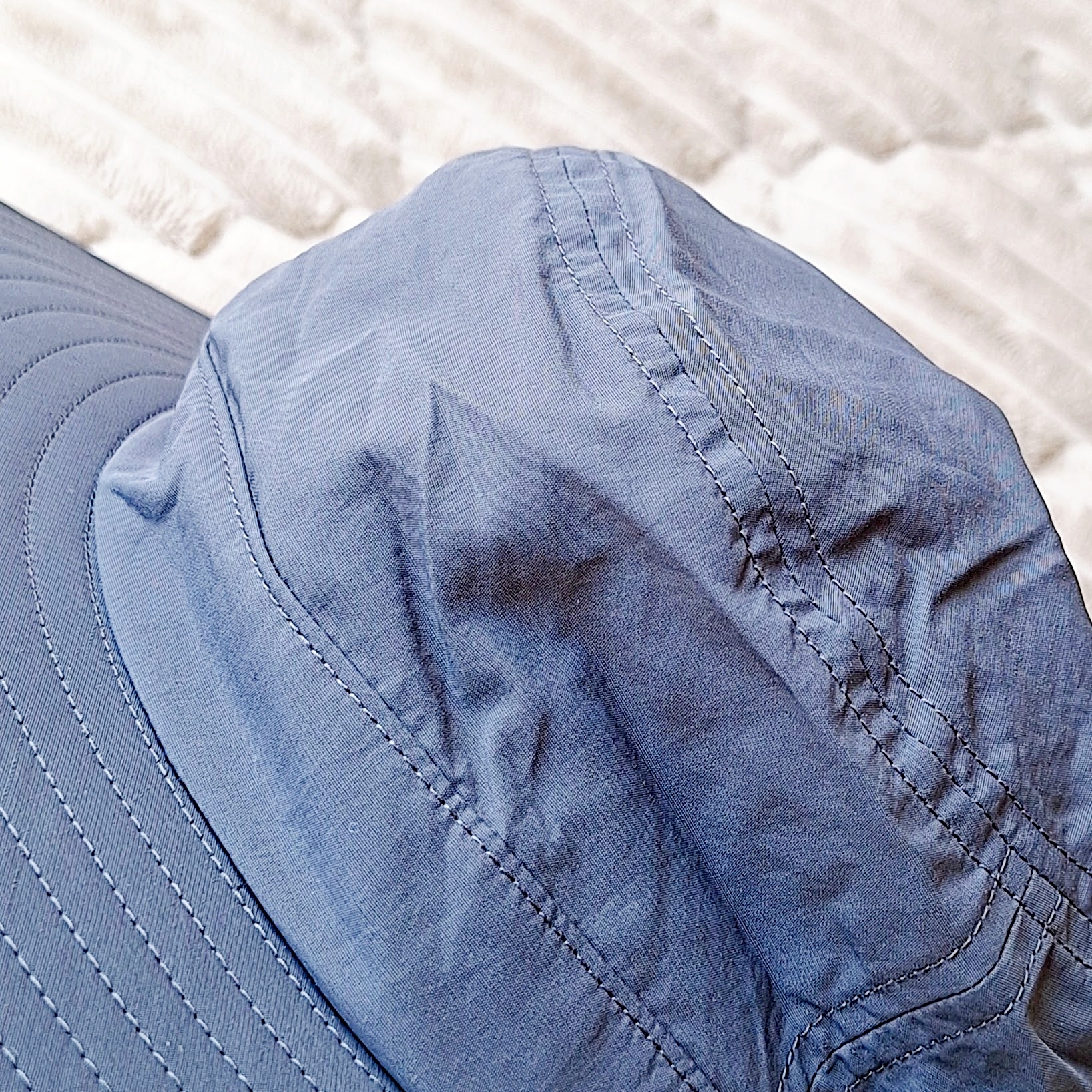 青い帽子のクローズアップ。生地のテクスチャーがわかる。