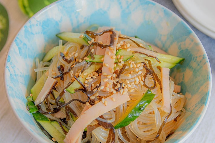 春雨サラダボウル。きゅうり、ハム、細切りの昆布がトッピングされ、ゴマが散らされています。