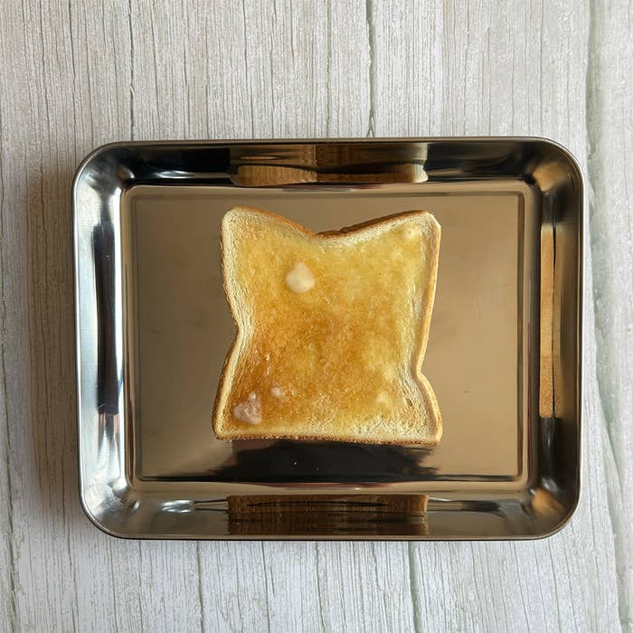 トレイの上に焼かれたトーストが1枚置かれています。