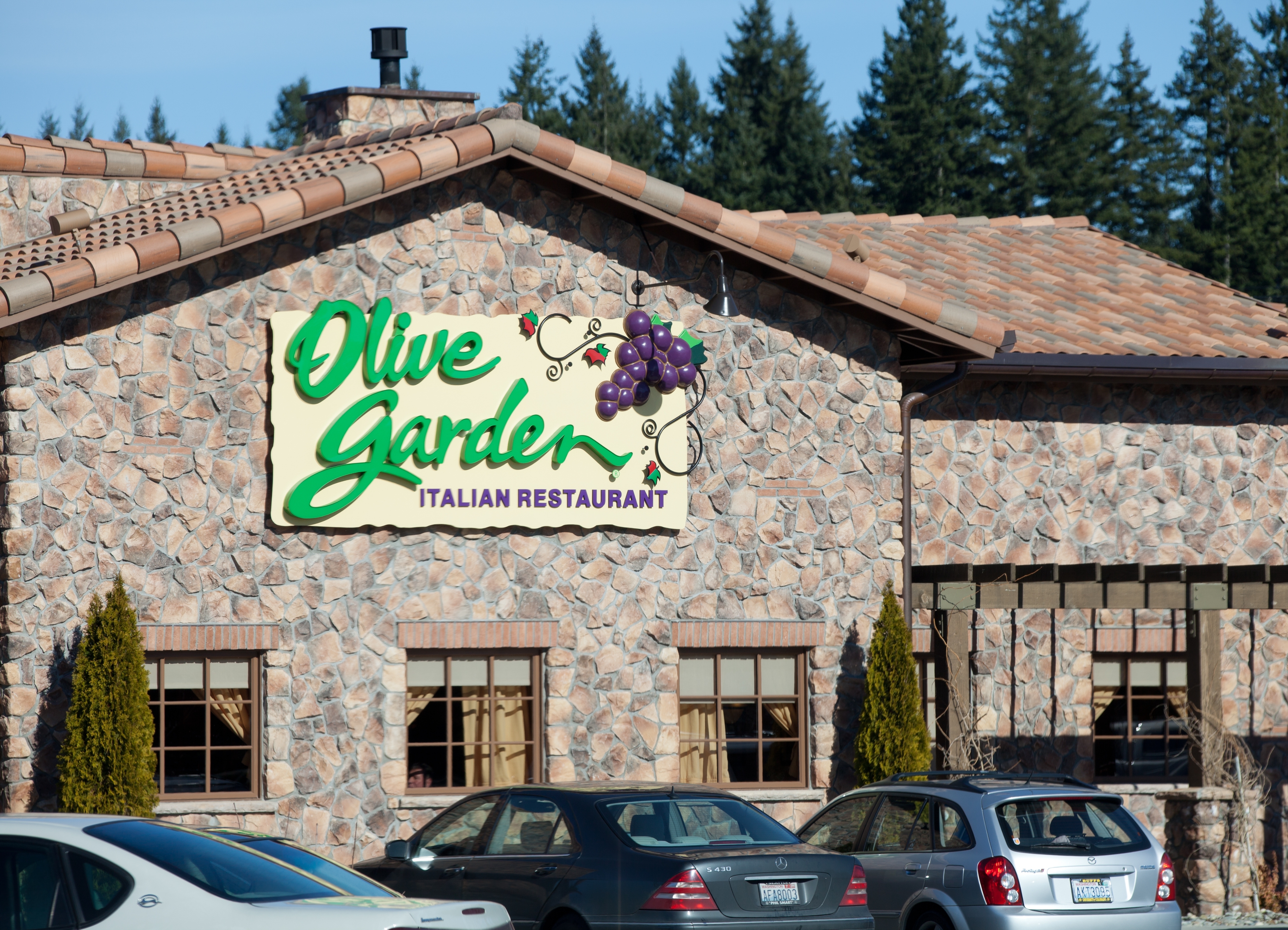 An Olive Garden restaurant exterior.