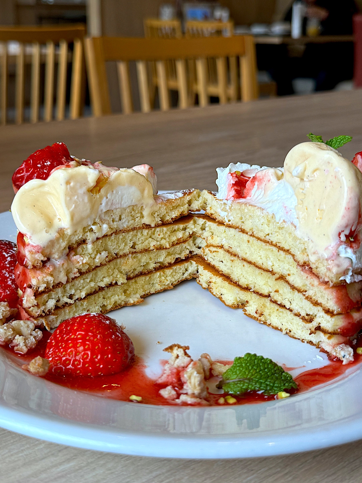 デニーズの「あまおうのバターミルクパンケーキ」