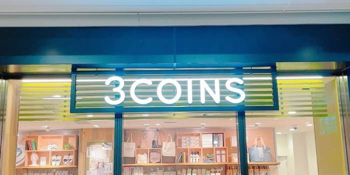 3COINS(スリーコインズ)の看板