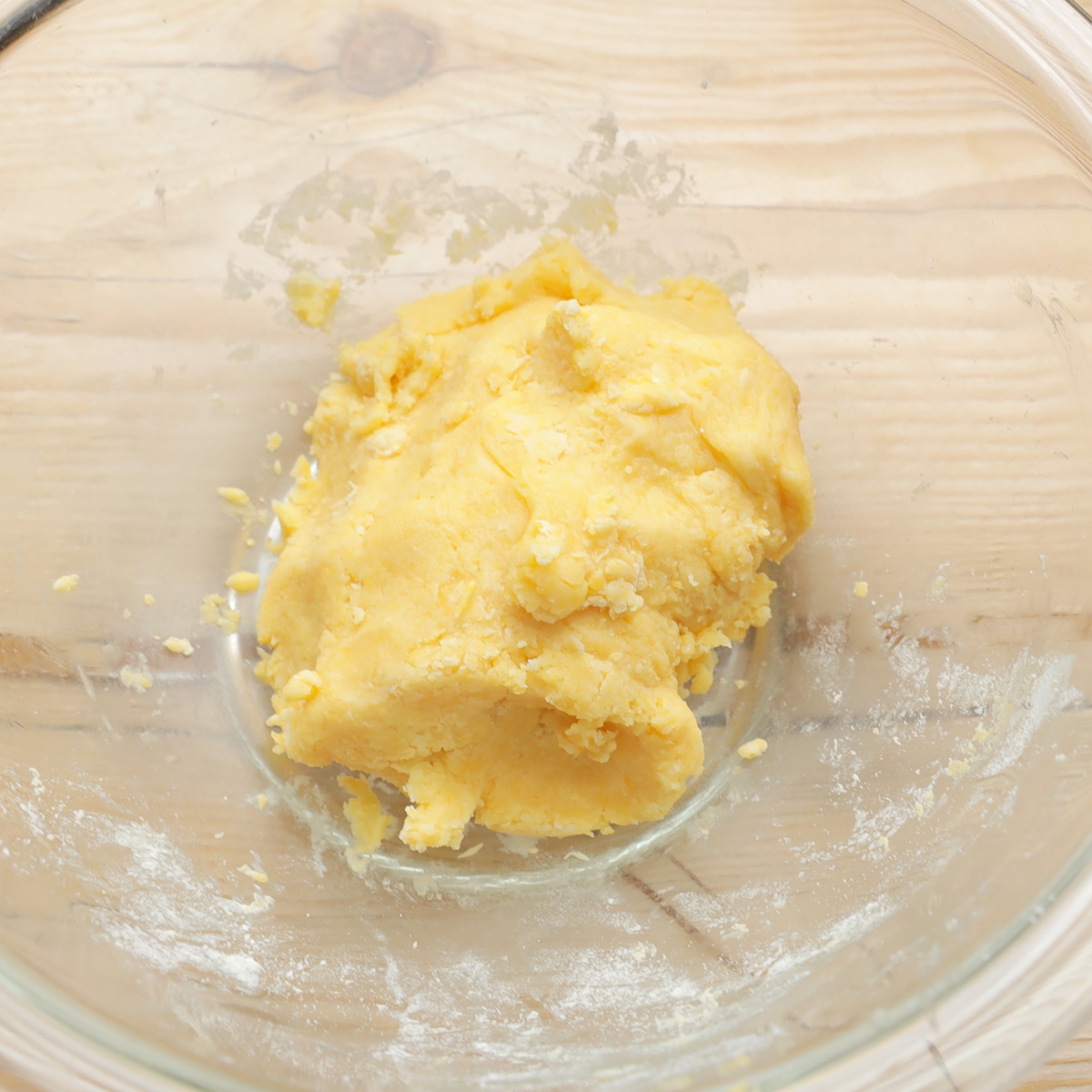 ボウルに入った生地の塊。生地は、混ぜてまとめられている様子がわかる。