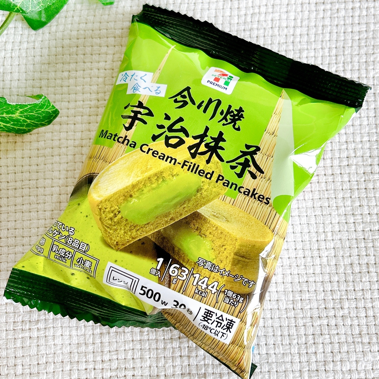 宇治抹茶クリーム入りパンケーキのパッケージ。7プレミアムのロゴがあり、冷凍食品と記載。