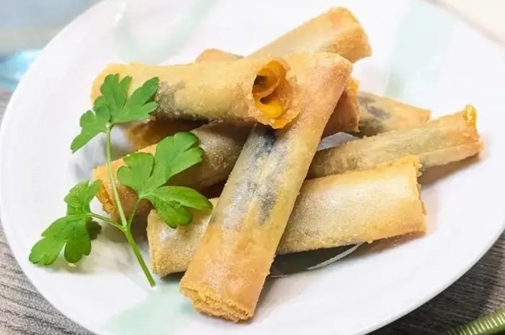 お皿に並べられた春巻きが数本、パセリが添えられている。