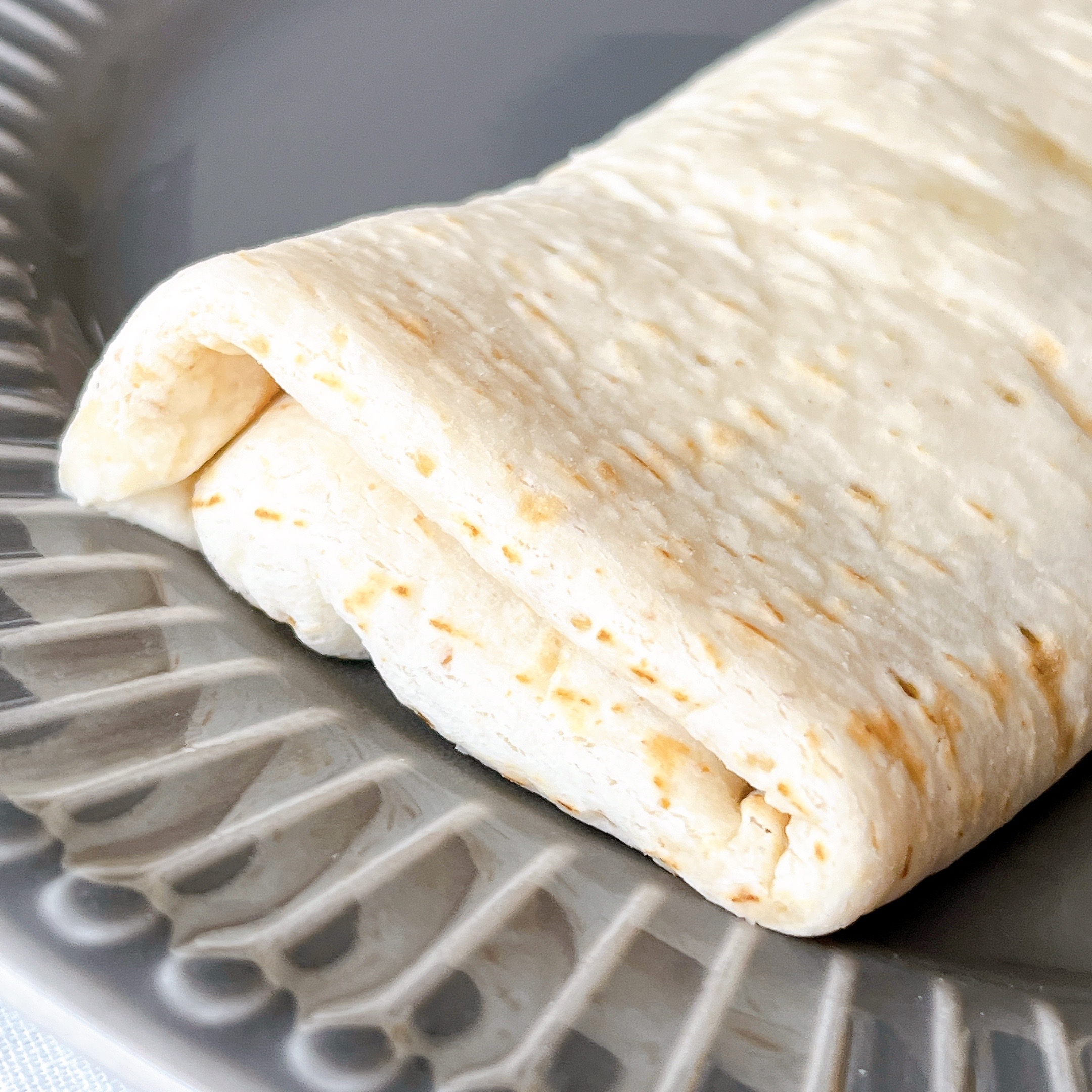 皿の上に折りたたまれたトルティーヤが置かれている。